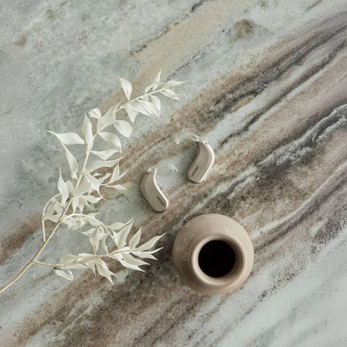 La importancia de usar dos audífonos: cuidar tu audición de forma integral